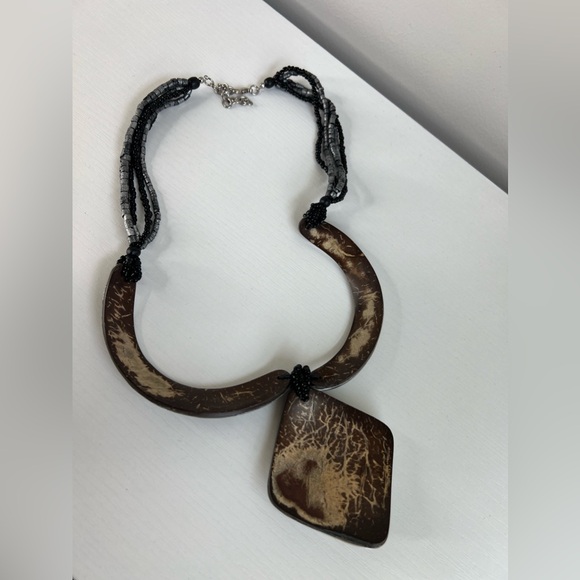 Bead, metal and mother of pearl bib, door knocker necklace. - Picture 6 of 7